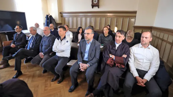 Obtožene Darka Žafrana, Roberta Janeza Cirmana, Roka Vengusta 
in Vaneta Antoliča (od desne proti levi) 25. julija letos pričakujejo 
v zaporu na Dobu na prestajanju zaporne kazni. 