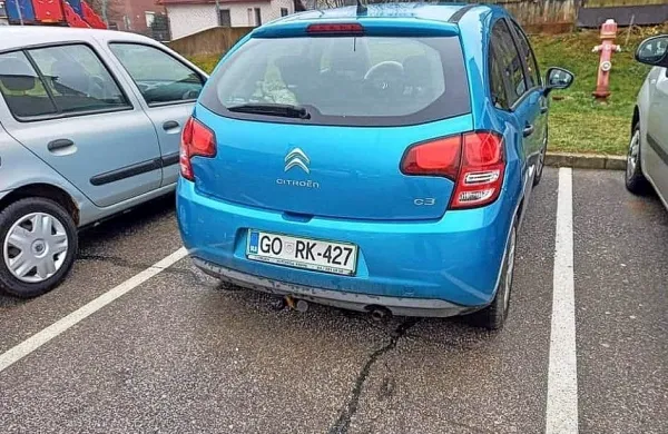

V Tanjinem avtomobilu so bile vse njene osebne stvari: v 
prtljažniku   prenosni računalnik in nahrbtnik, v njem pa izključen 
mobilni telefon in denarnica z dokumenti. 