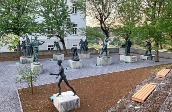 Stroka odgovornim pri selitvi kipov iz Parka Brdo v Park vojaške 
zgodovine očita vrsto nepravilnosti in zahteva vrnitev kipov na 
Brdo. 