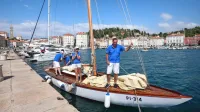 Galeb (v ospredju direktor piranskega muzeja Franco Juri) je 
včeraj pristal v Piranu.