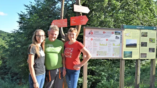 Anita, Ivan in Ančka Sajovic (z leve) skrbijo za goste v Pirnatovi 
koči na Javorniku.