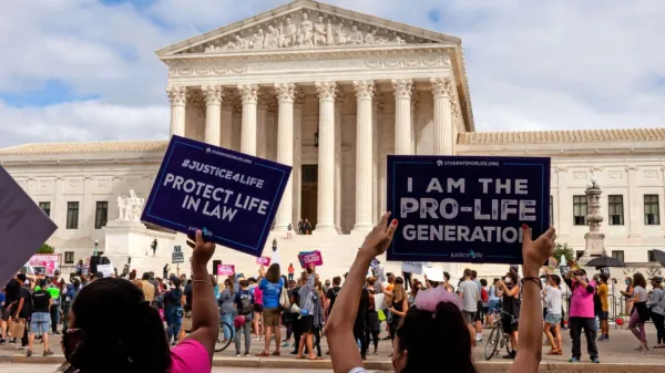 Do ameriške odločitve o prepovedi splava na zvezni ravni so odzivi 
še vedno mešani, čeprav prevladujejo tisti, ki jim je nazadovanja 
že pridobljene ženske pravice krepko žal.