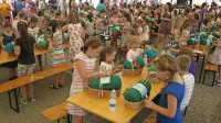 Množica več kot 400 učencev v Čipkarski šoli Idrija in nedavno kar 
176 otrok na državnem tekmovanju v klekljanju, tej ročni spretnosti zagotavlja prihodnost.