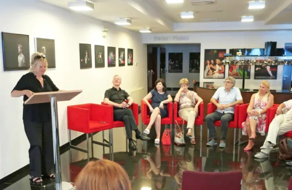 Pobudo za ustanovitev gledališča za otroke je kot zadnja podpisala prav pobudnica Katja Pegan, pred njo pa še (z leve): prvopodpisani Anton 
Baloh, dr. Mara Cotič, dr. Lučka Čok, prim. mag. Dorjan Marušič, Kristina Vidali, dr. Igor Saksida in dr. Aleksander Zadel.   