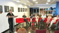 Pobudo za ustanovitev gledališča za otroke je kot zadnja podpisala prav pobudnica Katja Pegan, pred njo pa še (z leve): prvopodpisani Anton 
Baloh, dr. Mara Cotič, dr. Lučka Čok, prim. mag. Dorjan Marušič, Kristina Vidali, dr. Igor Saksida in dr. Aleksander Zadel.   