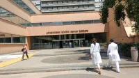 Sara Mikuž zaradi strokovne napake toži UKC Ljubljana, a je 
novogoriško sodišče zavrnilo njen tožbeni zahtevek v višini več kot 
pol milijona evrov.