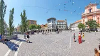 Prešernov trg s Tromostovjem je fotogenično središče “turistične” 
Ljubljane.