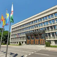 Stavba Državnega zbora tako na pročelju kot v notranjosti odseva 
številne obraze Slovenije.