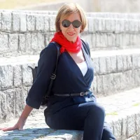 Vika Potočnik v svojem tretjem obdobju, po politični in pedagoški 
karieri vnovčuje svoje umetniške potenciale.