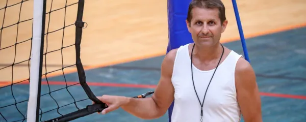 Igor Božeglav v izolski večnamenski športni dvorani Livade, ki jo bližnja OŠ Livade uporablja za pouk športa in že vrsto let tudi 
za  dodatno športno udejstvovanje.