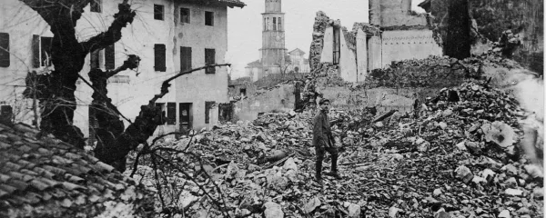 Porušena Gorica po premiku fronte proti reki  Piavi.