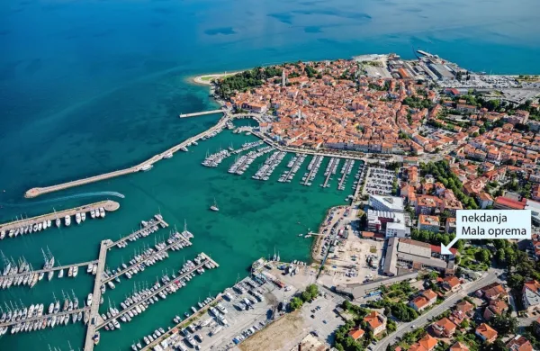  Nov kulturni center, namenjen vsej  Istri,  naj bi zgradili na prestižni lokaciji tik ob morju,  kjer pa bi bil še vedno v stiku z  mestnim središčem. Bo 
zanj tam dovolj prostora, glede na to, da naj bi bil nekakšen izolski  presežek?  