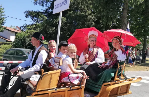 Takole so se nekateri člani družine Sojer popeljali z zapravljivčkom.