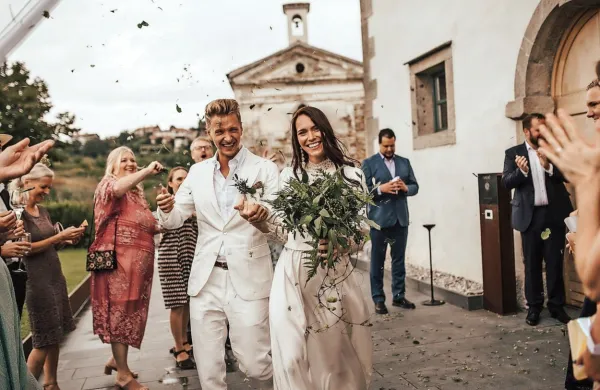 V Brdih se v zadnjem času največ parov poroči v Vili Vipolže ali na 
Grediču. 