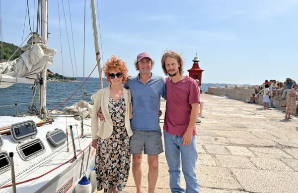 Družino Šterk igrajo Silva Čušin, Janez Škof in Jernej Gašperin.