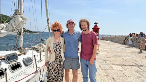 Družino Šterk igrajo Silva Čušin, Janez Škof in Jernej Gašperin.