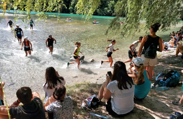 Najbolj atraktiven je zaključek tekov z brodenjem preko Tolminke, 
ki je bila letos prijazno nizka. 