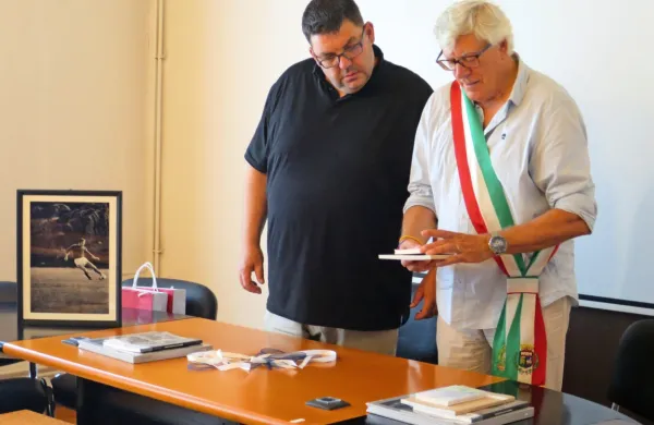 Ob množici knjig je župan Casarse  Claudio Colussi županu Idrije 
Tomažu Venclju podaril tudi sliko Piera Paola Pasolinija - nogometaša.