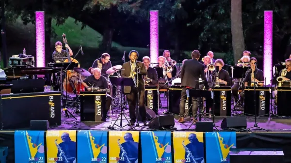  V očarljivem amfiteatru ob gradu Kromberk je saksofonist iz ZDA nastopil ob  Big Bandu RTV Slovenija pod vodstvom Tadeja Tomšiča.