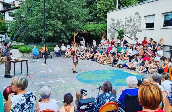 Dvojec Circo Carpa Diem je pred Domom upokojencev v Novi Gorici občinstvo nasmejal in osupljal. 
