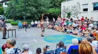 Dvojec Circo Carpa Diem je pred Domom upokojencev v Novi Gorici občinstvo nasmejal in osupljal. 