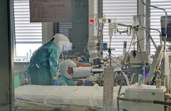 Tokratni val okužb po pričakovanjih stroke ne bo povzročil 
neobvladljivega pritiska na bolnišnice. 