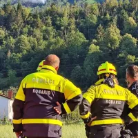 S požarom na Stolu se borijo gasilci iz PGD Breginj, Drežnica in 
Kobarid.