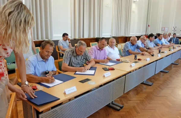 Včeraj so partnerji projekta Crossit Safer podpisali sporazum o 
čezmejnem sodelovanju gasilcev med Slovenijo in Italijo.