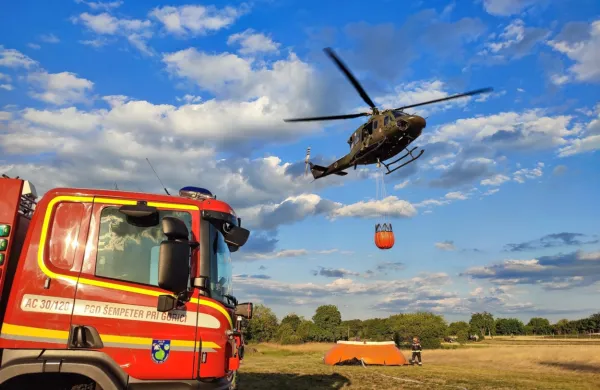 Zaradi varnosti so se v sredo po eksploziji  gasilci umaknili z roba 
požara na varno lokacijo, požar pa je gasil helikopter.