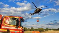 Zaradi varnosti so se v sredo po eksploziji  gasilci umaknili z roba 
požara na varno lokacijo, požar pa je gasil helikopter.