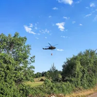 Zaradi varnosti so se v sredo po eksploziji  gasilci umaknili z roba 
požara na varno lokacijo, požar pa je gasil helikopter.