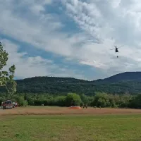 Včeraj dopoldne so požarišče na Trstelju še zalivali s pomočjo 
vojaškega helikopterja.