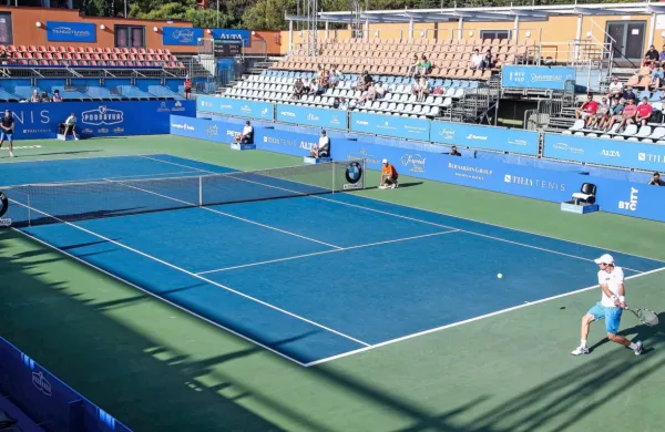 Če bo občina v prihodnjem letu poravnala kupnino za teniška 
igrišča, ki so v lasti Term Čatež, bo postala lastnica  17 zunanjih 
igrišč in centralnega teniškega stadiona s 1600 sedeži ter še 
dostopnih poti in vodnega dovoljenja. 