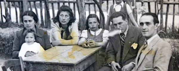 Elvira Vatovec (druga z leve) z italijansko družino v Ankari.