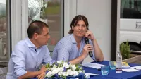 Ekonomist Igor Guardiancich (desno) je monografijo o slovenskem 
gospodarstvu v Italiji predstavil skozi pogovor z novinarjem 
Petrom Verčem. 