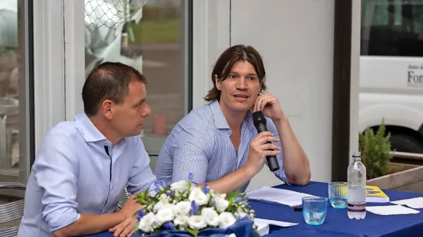 Ekonomist Igor Guardiancich (desno) je monografijo o slovenskem 
gospodarstvu v Italiji predstavil skozi pogovor z novinarjem 
Petrom Verčem. 
