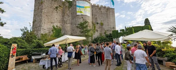 Čeprav so prireditev Vitovska in morje selili tudi v mesto, je njen 
naravni dom na Devinskem gradu.