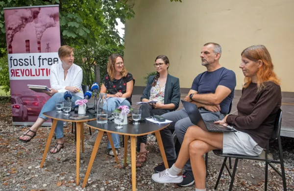 Nevladniki (z leve) Katja Sreš in Katja Huš iz Greenpeace Slovenija, 
Špela Berlot Veselko (CIPRA Slovenija), Boštjan Okorn (ZPS) in 
Lidija Živčič (Focus) so vladi in ministrstvom poslali obsežen 
seznam predlogov, kako se energetske krize lotiti z večjim 
občutkom za okolje. Pri pripravi ukrepov sta sodelovali še Zveza 
prijateljev mladine Ljubljana Moste-Polje in Plan B za Slovenijo. 