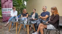 Nevladniki (z leve) Katja Sreš in Katja Huš iz Greenpeace Slovenija, 
Špela Berlot Veselko (CIPRA Slovenija), Boštjan Okorn (ZPS) in 
Lidija Živčič (Focus) so vladi in ministrstvom poslali obsežen 
seznam predlogov, kako se energetske krize lotiti z večjim 
občutkom za okolje. Pri pripravi ukrepov sta sodelovali še Zveza 
prijateljev mladine Ljubljana Moste-Polje in Plan B za Slovenijo. 