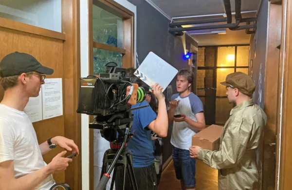 V teh dneh je v Novi Gorici na različnih lokacijah tri kratke filme 
ustvarjalo 15 študentov.