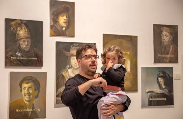 Aleksander Velišček je spomladi razstavo v Meduzi odprl s 
pomočjo  hčerke Edith.  