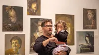 Aleksander Velišček je spomladi razstavo v Meduzi odprl s 
pomočjo  hčerke Edith.  
