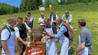 Na planini Postalm vodilni turistični delavci regije in številni 
politiki nazdravijo poletni turistični sezoni.