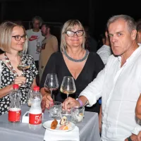 Znana istrska vinarka Ingrid Mahnič v družbi izolskega župana 
Danila Markočiča.