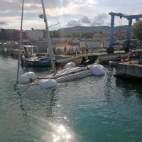 Jadrnico   so    privlekli  do    izolske  marine,  kjer  so  jo  z dvignili  na  
kopno.