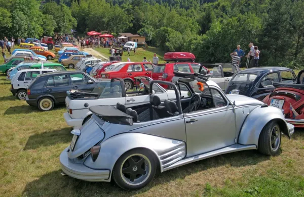 Predelani ali v nekdanji podobi - vsi  večni mladeniči so budili 
nostalgijo.