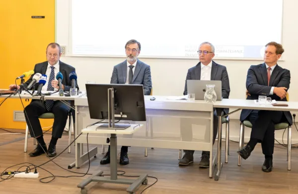 Direktor Državnega izpitnega centra Darko Zupanc, državni sekretar na ministrstvu za izobraževanje Darjo Felda, predsednik 
državne komisije za splošno maturo Darko Friš in predsednik 
državne komisije za poklicno maturo Boris Dular so predstavili 
rezultate letošnje mature.