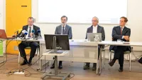 Direktor Državnega izpitnega centra Darko Zupanc, državni sekretar na ministrstvu za izobraževanje Darjo Felda, predsednik 
državne komisije za splošno maturo Darko Friš in predsednik 
državne komisije za poklicno maturo Boris Dular so predstavili 
rezultate letošnje mature.