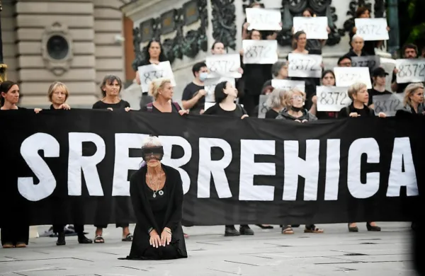 Da pokol v Srebrenici ni pozabljen, je včeraj na Trgu Republike v 
Beogradu opozorila tudi nevladina organizacija Ženske u črnem. 
