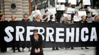 Da pokol v Srebrenici ni pozabljen, je včeraj na Trgu Republike v 
Beogradu opozorila tudi nevladina organizacija Ženske u črnem. 